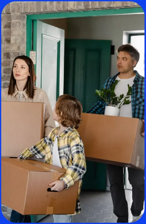 Familia feliz mudándose con cajas